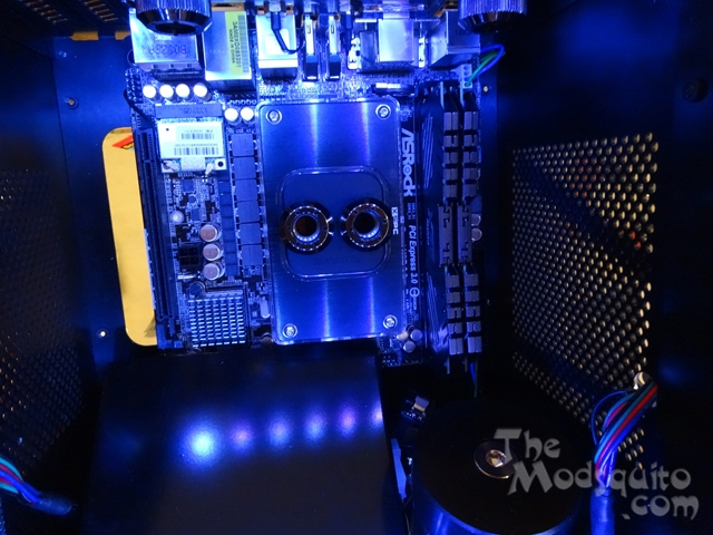 Dancing_Iridescence_Mosquito_Mods_Lian_Li_PC_Q30_Wood_Ground_Metal_DSC01459-W640.JPG