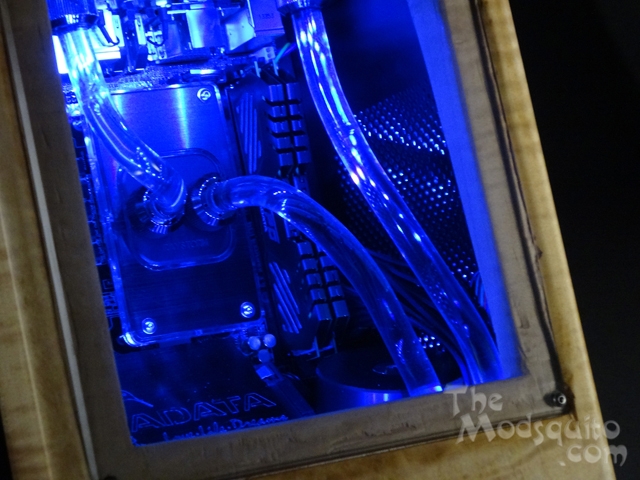 Dancing_Iridescence_Mosquito_Mods_Lian_Li_PC_Q30_Wood_Ground_Metal_DSC01491-W640.JPG
