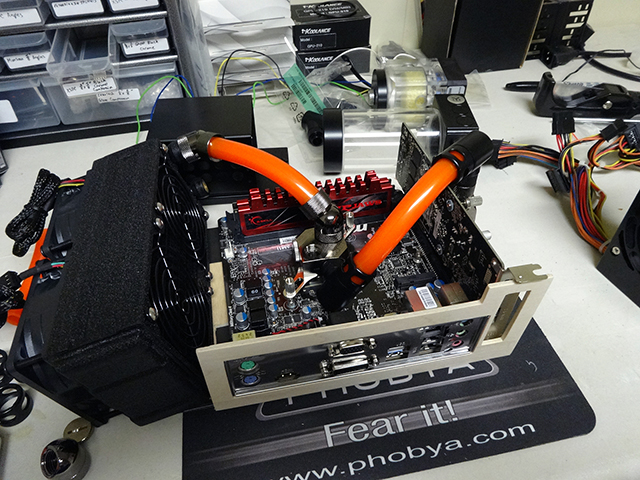 Mini_Watercooled_HTPC_modsquito_wood_scratch_build_DSC02171-W640.JPG