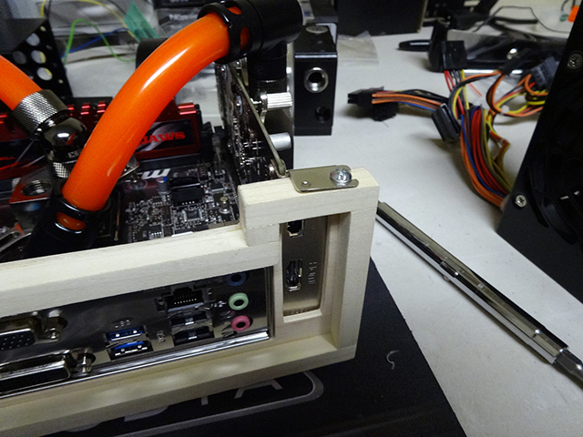 Mini_Watercooled_HTPC_modsquito_wood_scratch_build_DSC02180-W640.JPG