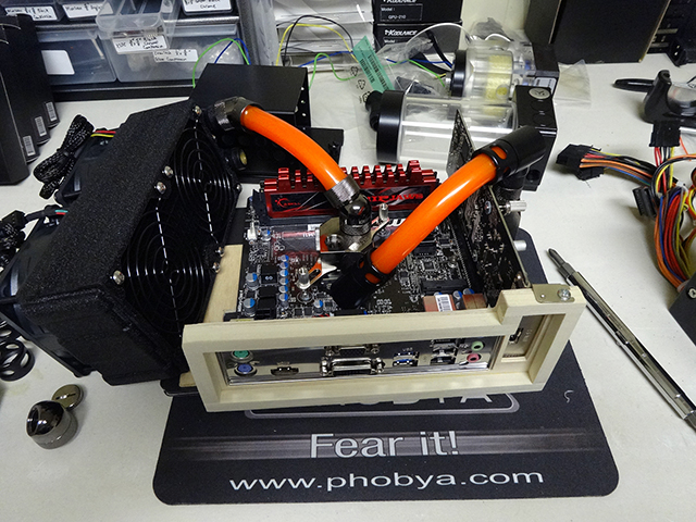Mini_Watercooled_HTPC_modsquito_wood_scratch_build_DSC02181-W640.JPG