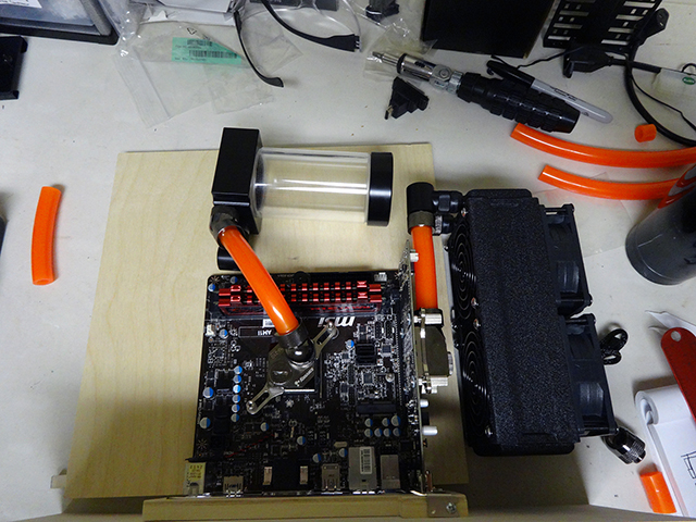 Mini_Watercooled_HTPC_modsquito_wood_scratch_build_DSC02245-W640.JPG