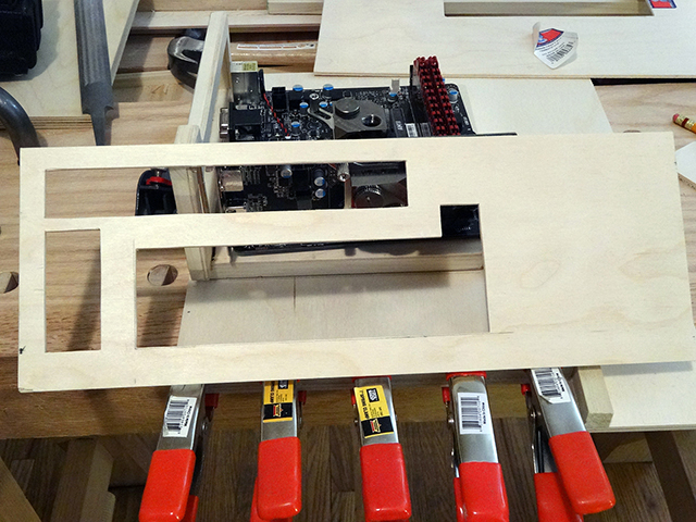 Mini_Watercooled_HTPC_modsquito_wood_scratch_build_DSC02276-W640.JPG
