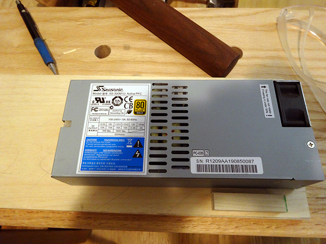 Mini_Watercooled_HTPC_modsquito_wood_scratch_build_DSC02374-W640.JPG