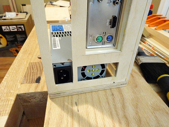 Mini_Watercooled_HTPC_modsquito_wood_scratch_build_DSC02377-W640.JPG