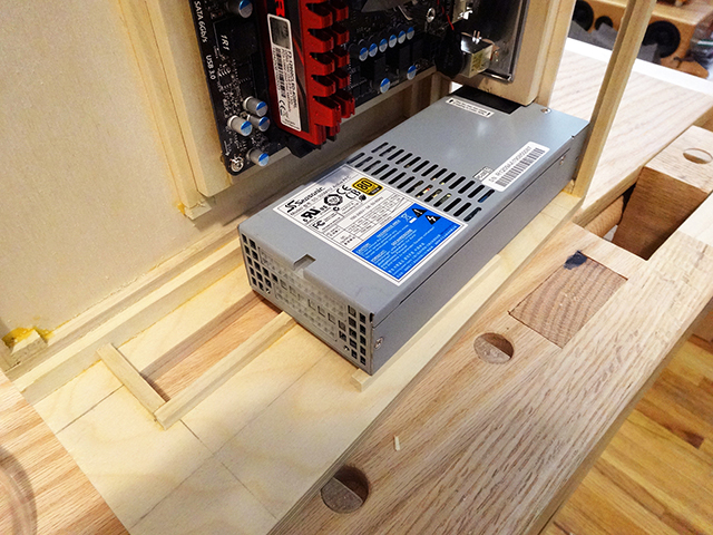 Mini_Watercooled_HTPC_modsquito_wood_scratch_build_DSC02379-W640.JPG