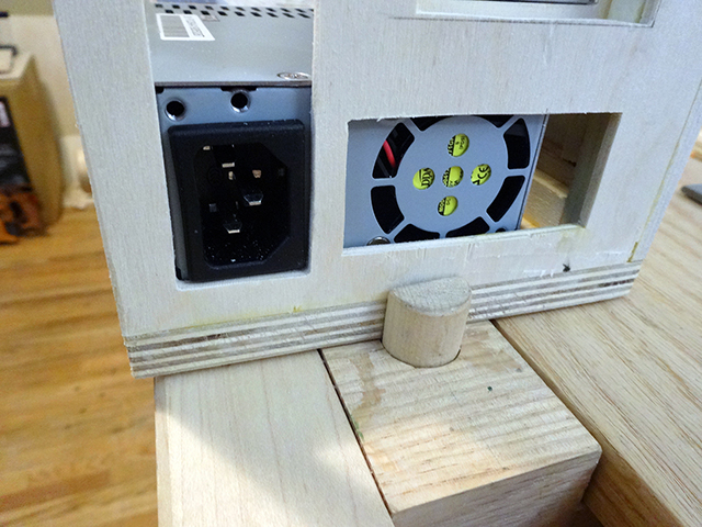 Mini_Watercooled_HTPC_modsquito_wood_scratch_build_DSC02380-W640.JPG