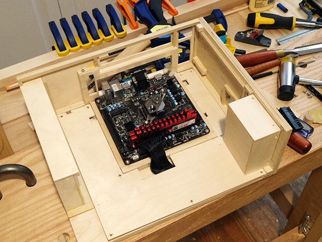 Mini_Watercooled_HTPC_modsquito_wood_scratch_build_DSC02445-W640.JPG