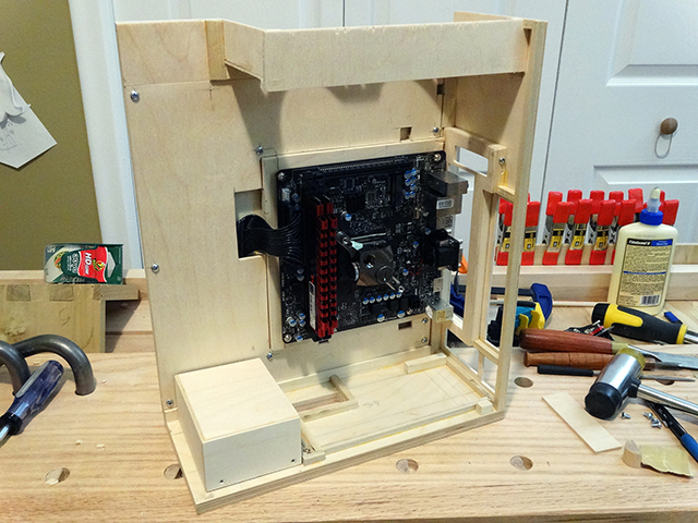 Mini_Watercooled_HTPC_modsquito_wood_scratch_build_DSC02447-W640.JPG
