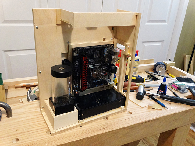 Mini_Watercooled_HTPC_modsquito_wood_scratch_build_DSC02448-W640.JPG