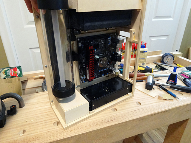 Mini_Watercooled_HTPC_modsquito_wood_scratch_build_DSC02450-W640.JPG