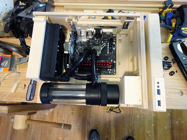 Mini_Watercooled_HTPC_modsquito_wood_scratch_build_DSC02493-W640.JPG