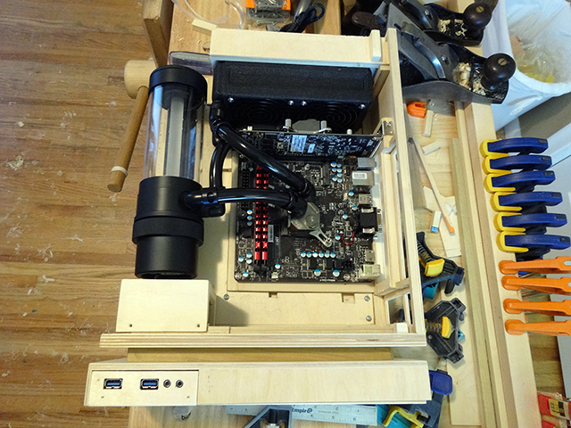 Mini_Watercooled_HTPC_modsquito_wood_scratch_build_DSC02494-W640.JPG