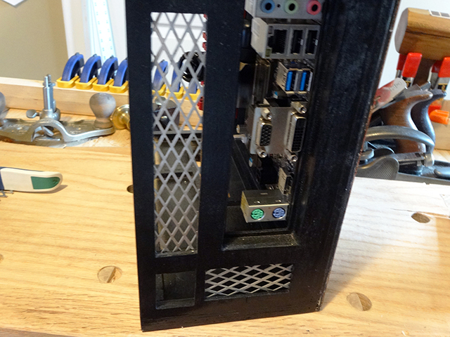 Mini_Watercooled_HTPC_modsquito_wood_scratch_build_DSC02586-W640.JPG