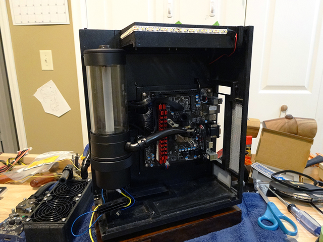 Mini_Watercooled_HTPC_modsquito_wood_scratch_build_DSC02670-W640.JPG
