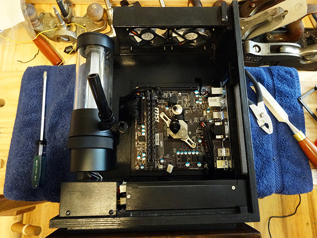 Mini_Watercooled_HTPC_modsquito_wood_scratch_build_DSC02803-W640.JPG