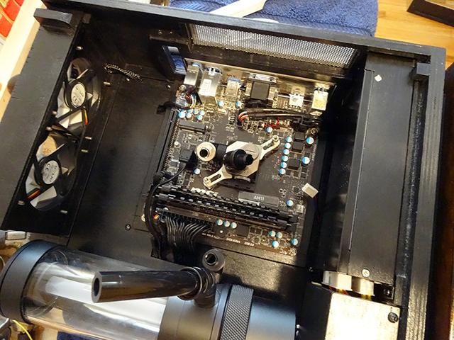 Mini_Watercooled_HTPC_modsquito_wood_scratch_build_DSC02804-W640.JPG