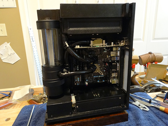 Mini_Watercooled_HTPC_modsquito_wood_scratch_build_DSC02805-W640.JPG