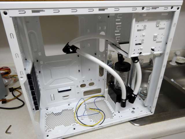 Mosquito_NZXT_H230_PrimoChill_LRT_Liquid_DSC00337-W640.jpg