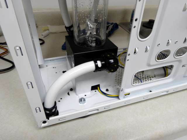 Mosquito_NZXT_H230_PrimoChill_LRT_Liquid_DSC00338-W640.jpg